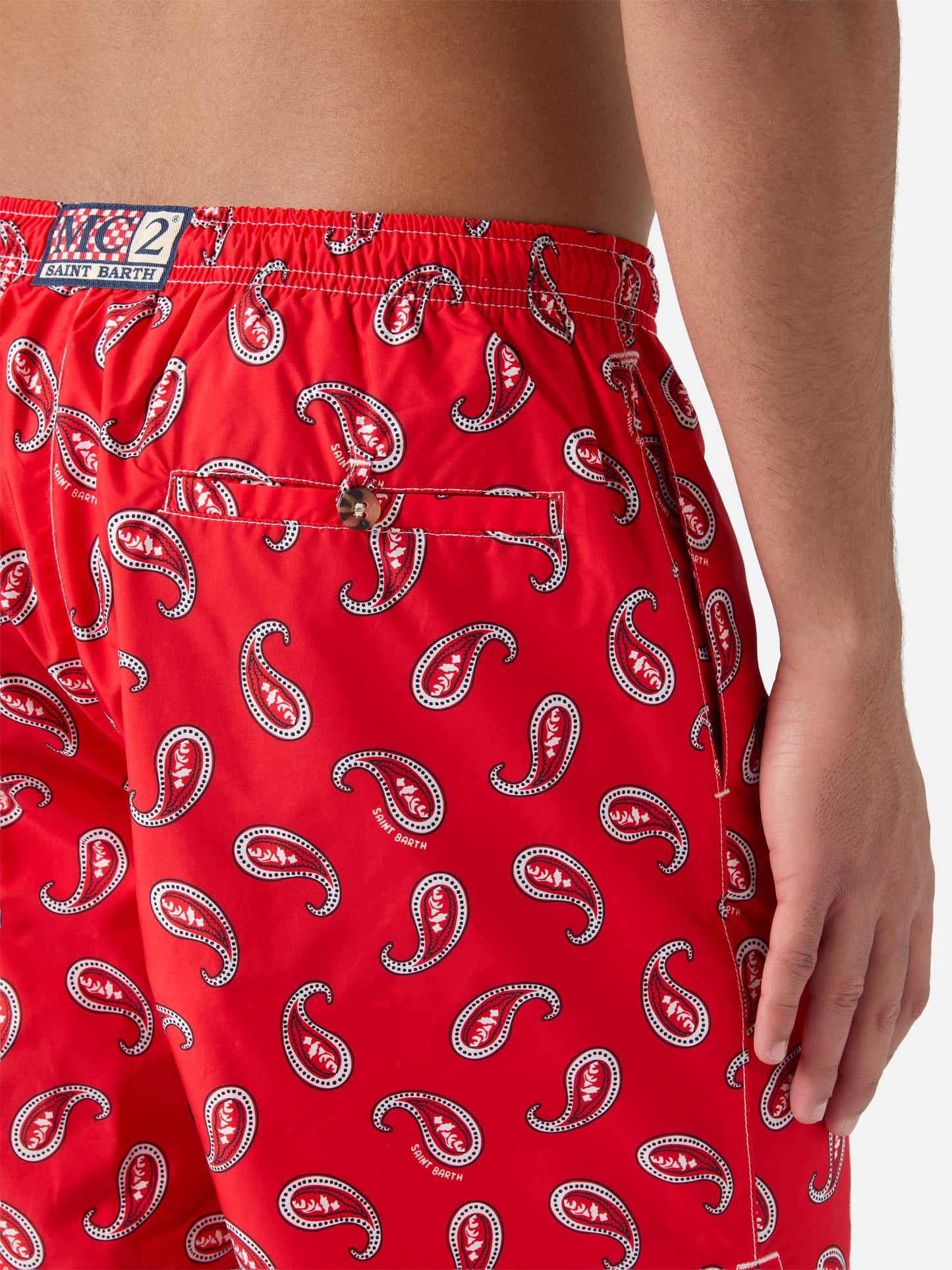 Mittellange Badeshorts im Caprese-Stil mit rotem Paisley-Muster
