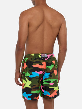 Costume da bagno da uomo in tessuto leggero con stampa camouflage fluo