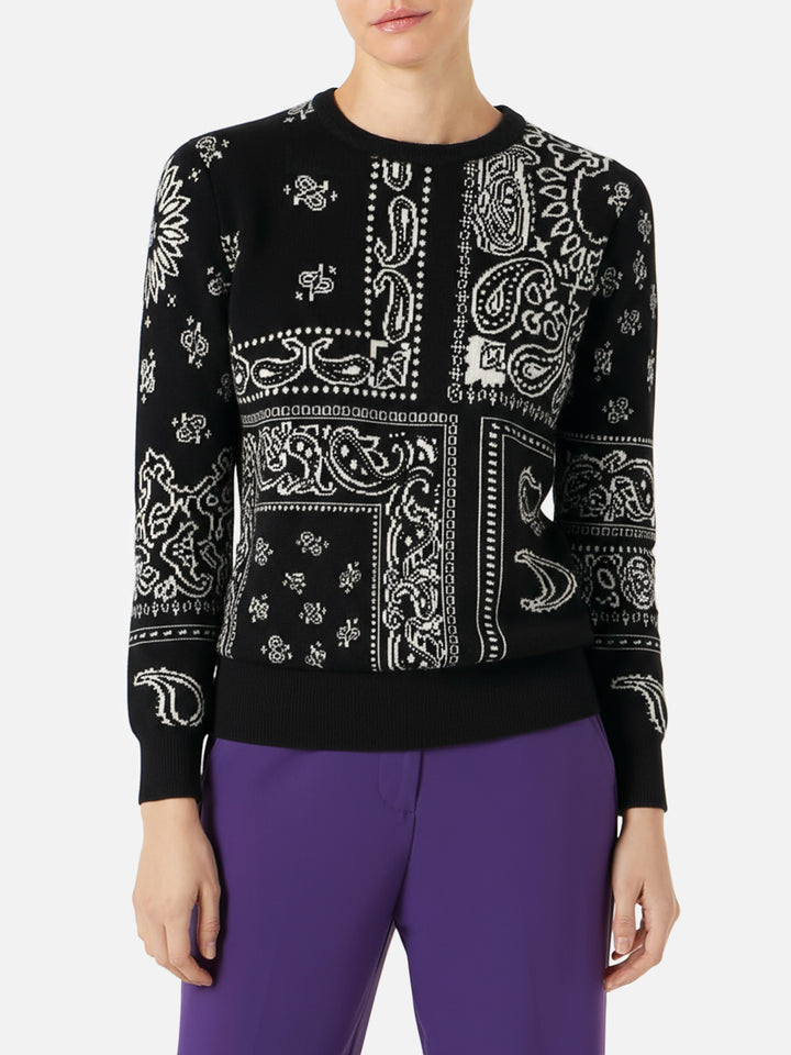 Maglione da donna in misto cashmere nero fantasia bandana