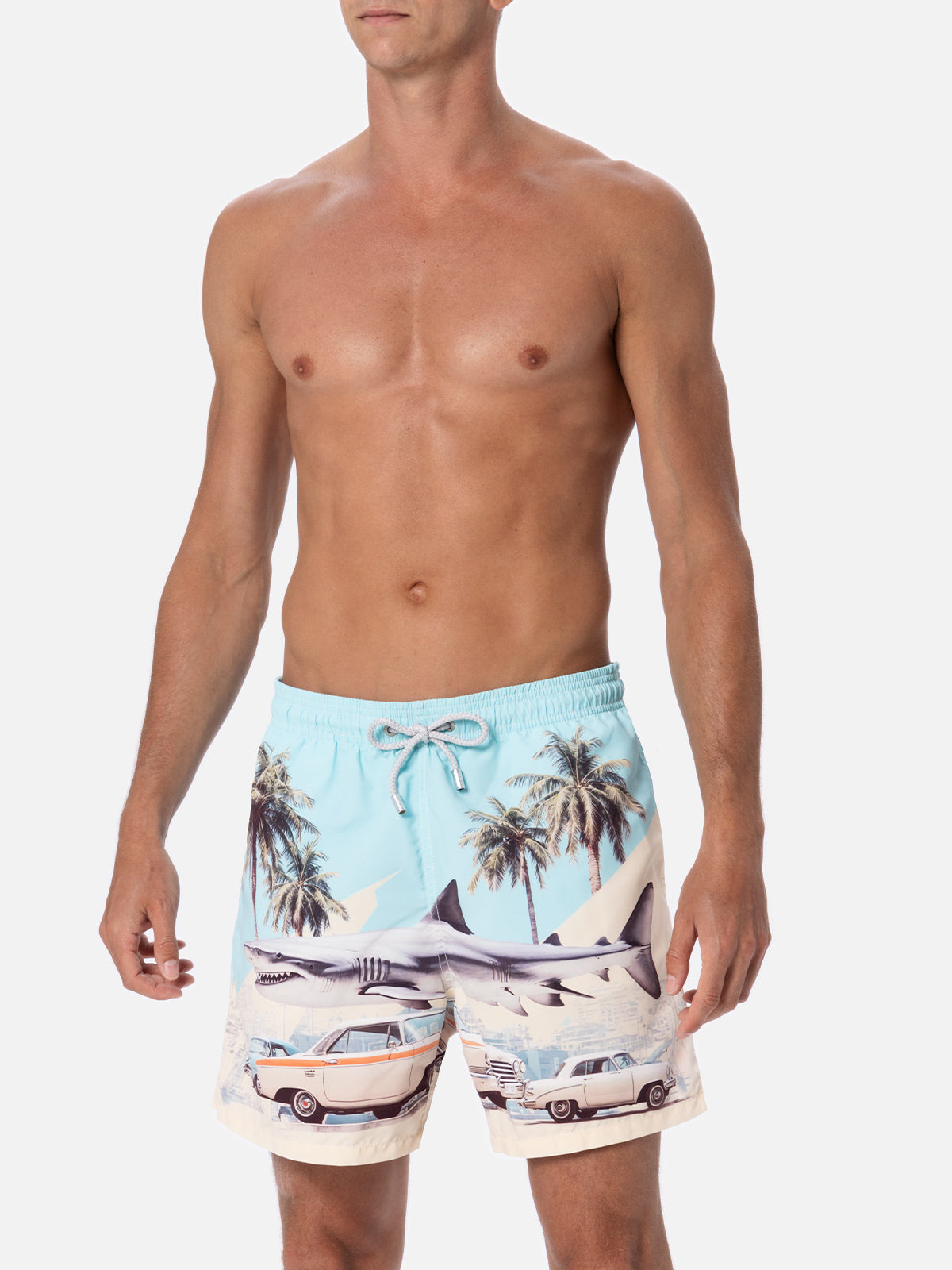 Mittellange Badeshorts Gustavia für Herren mit platziertem Auto- und Hai-Print | KI-MITENTWICKELTES DESIGN VON RICKDICK – POWERED BY RED