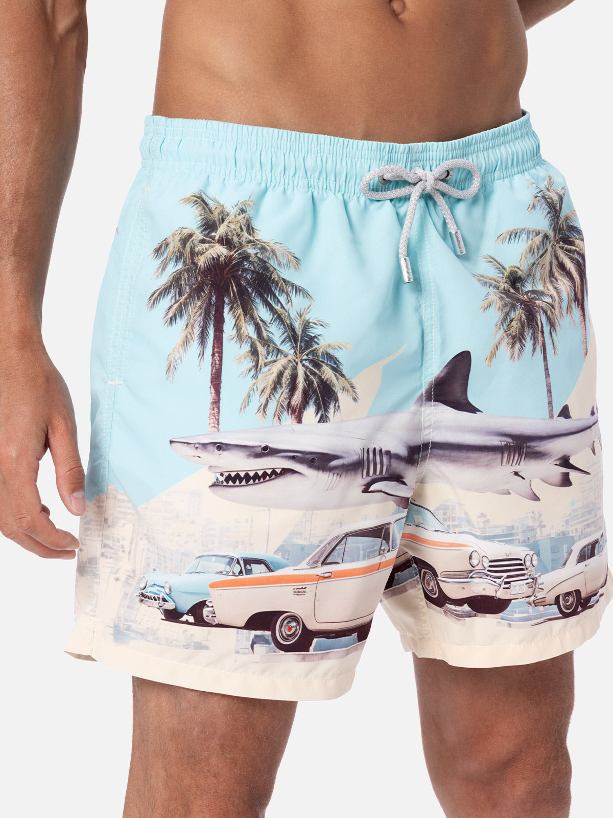 Mittellange Badeshorts Gustavia für Herren mit platziertem Auto- und Hai-Print | KI-MITENTWICKELTES DESIGN VON RICKDICK – POWERED BY RED