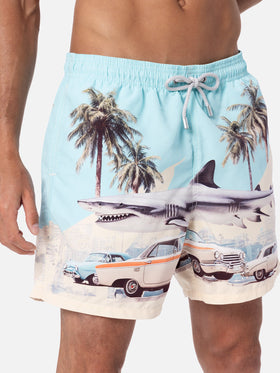 Mittellange Badeshorts Gustavia für Herren mit platziertem Auto- und Hai-Print | KI-MITENTWICKELTES DESIGN VON RICKDICK – POWERED BY RED