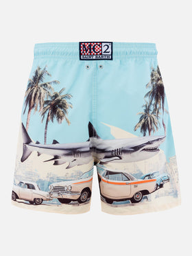 Mittellange Badeshorts Gustavia für Herren mit platziertem Auto- und Hai-Print | KI-MITENTWICKELTES DESIGN VON RICKDICK – POWERED BY RED