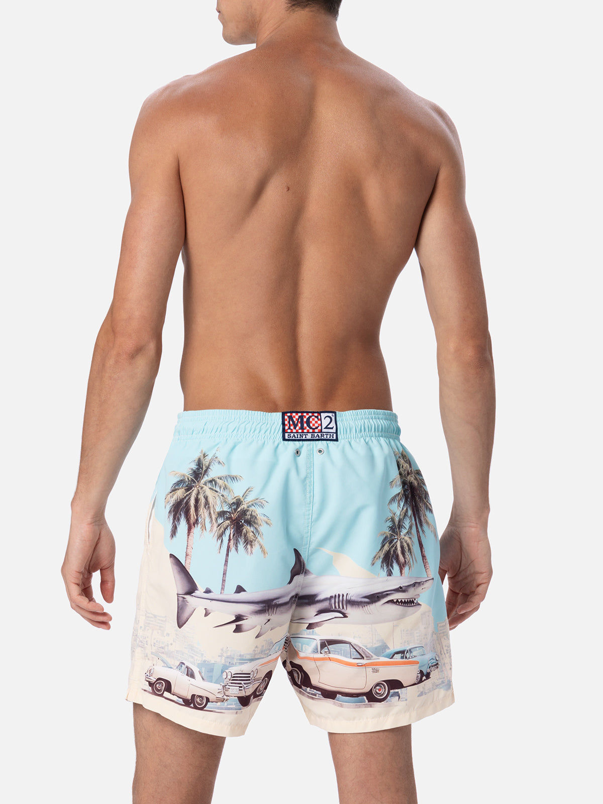 Mittellange Badeshorts Gustavia für Herren mit platziertem Auto- und Hai-Print | KI-MITENTWICKELTES DESIGN VON RICKDICK – POWERED BY RED