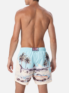 Mittellange Badeshorts Gustavia für Herren mit platziertem Auto- und Hai-Print | KI-MITENTWICKELTES DESIGN VON RICKDICK – POWERED BY RED