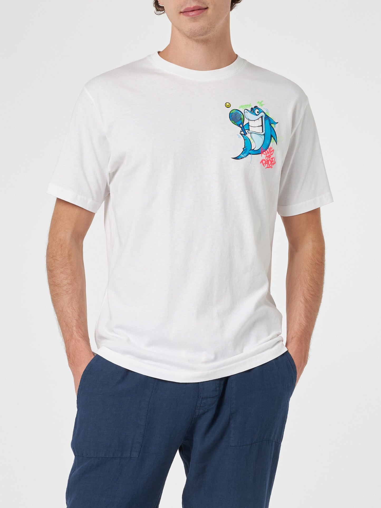 T-shirt en coton pour homme avec imprimé placé Crypto puppets Shark Padel devant et au dos | CRYPTO PUPPETS SPECIAL EDITION 