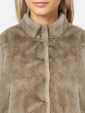 Gilet Mael in faux fur con maniche in maglia