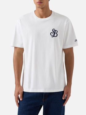 Camiseta Arnott en blanco con bordado del monograma SB 