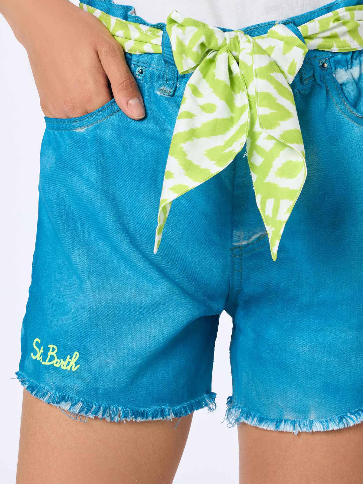 Short Arizona in denim turchese con ricami e applicazioni