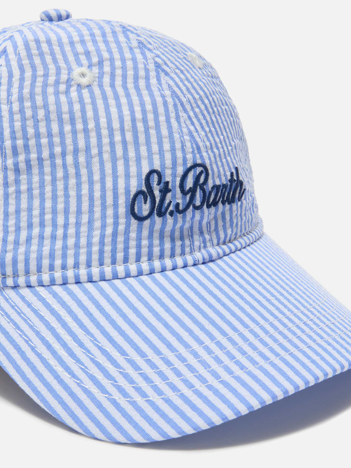 Baseball cap with visor in cotton seersucker with light blue and white stripes
