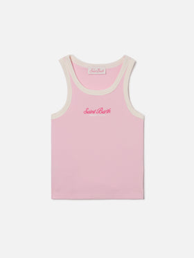 Camiseta de tirantes Blue Jr en rosa con logo bordado y ribetes color crema 