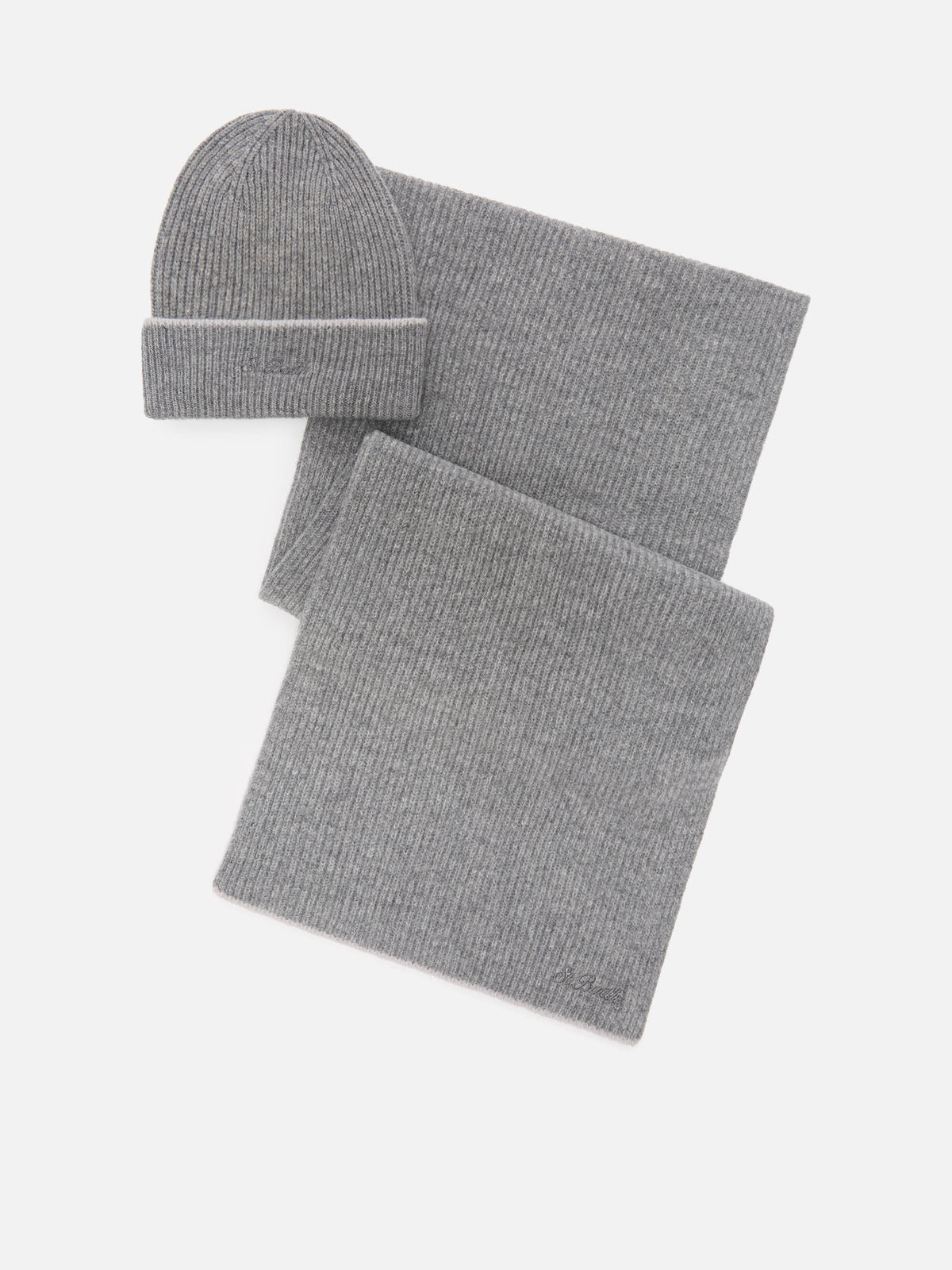 Conjunto de gorro y bufanda de lana gris 