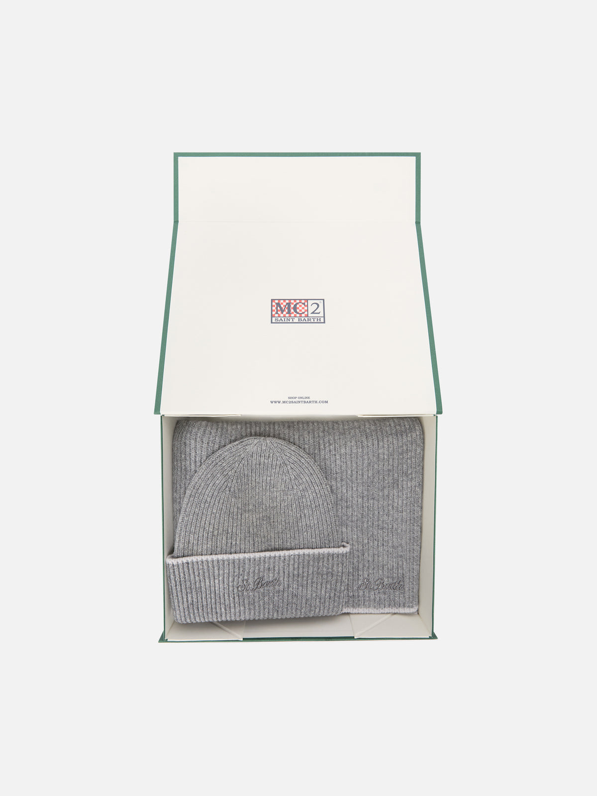 Conjunto de gorro y bufanda de lana gris 