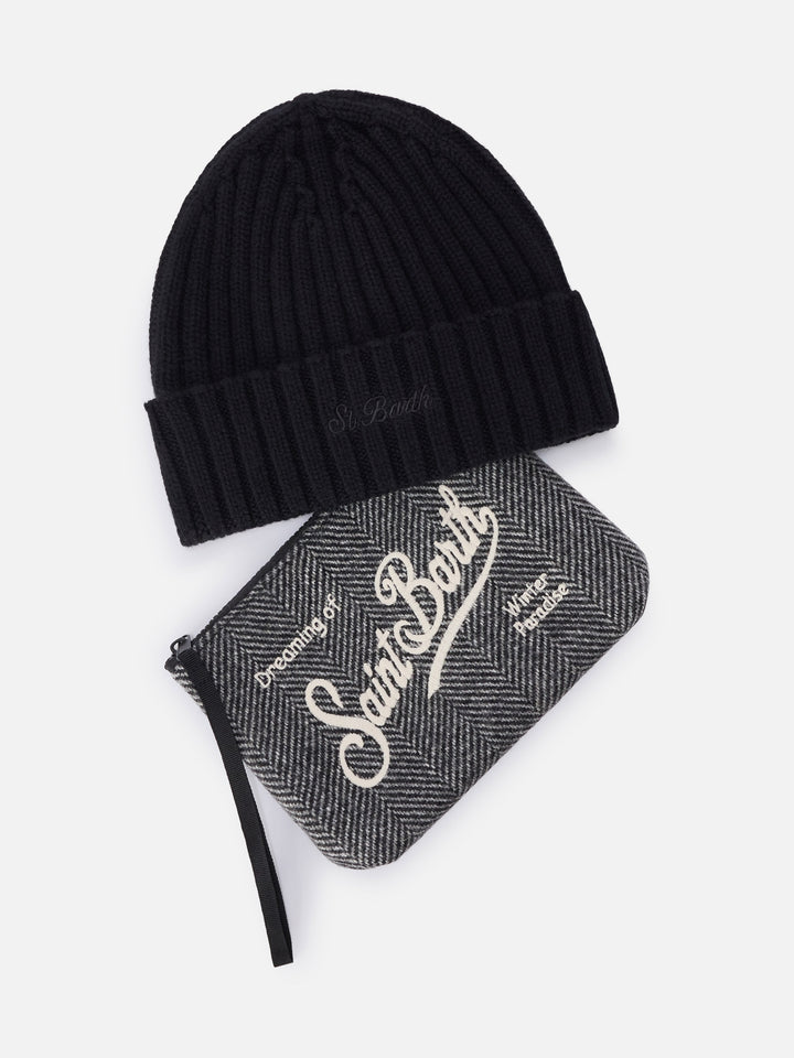 Set pochette con motivo spigato e berretto nero