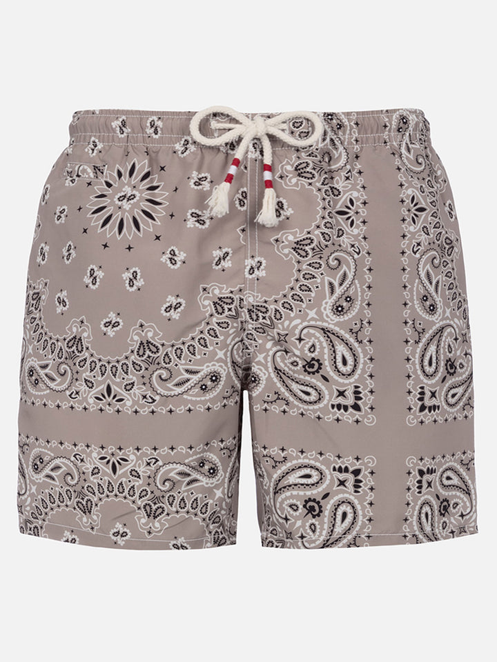 Mittellange Badeshorts Caprese mit beigem Bandanna-Print