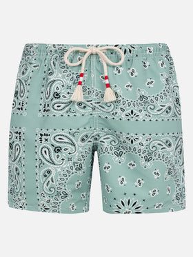 Mittellange Badeshorts Caprese mit salbeigrünem Bandanna-Print