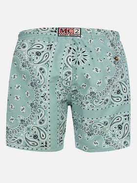 Mittellange Badeshorts Caprese mit salbeigrünem Bandanna-Print