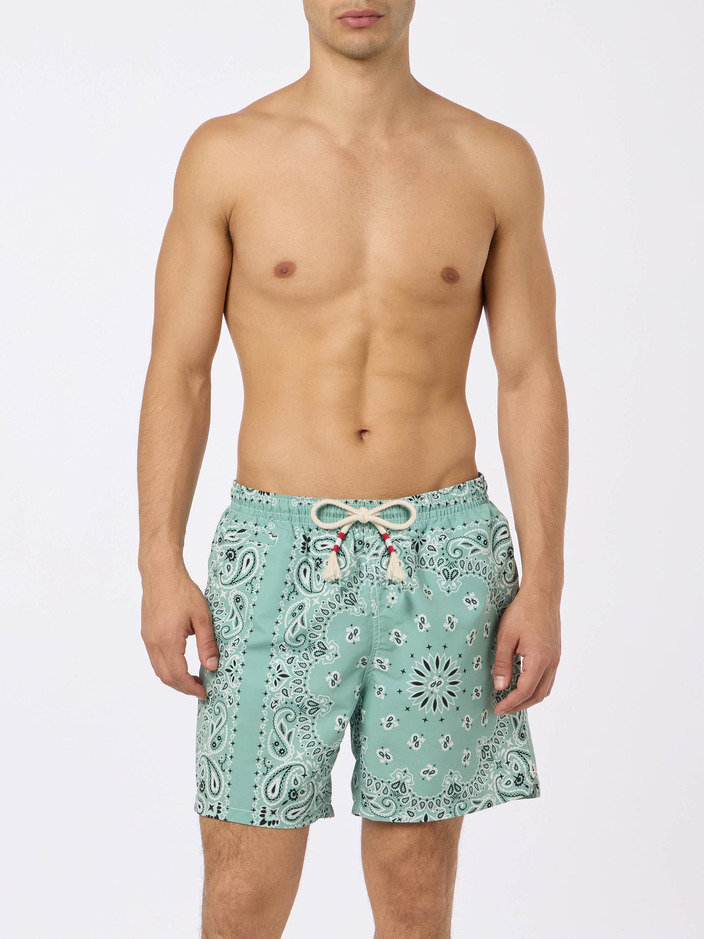 Mittellange Badeshorts Caprese mit salbeigrünem Bandanna-Print