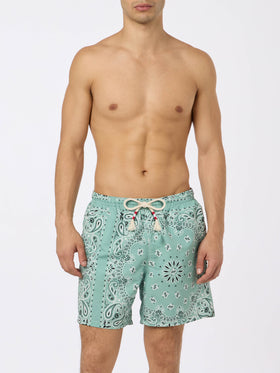 Mittellange Badeshorts Caprese mit salbeigrünem Bandanna-Print