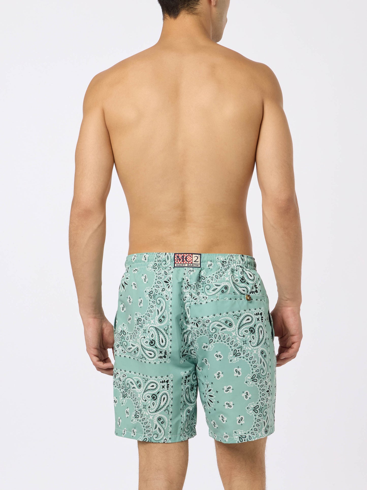 Mittellange Badeshorts Caprese mit salbeigrünem Bandanna-Print