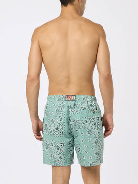 Mittellange Badeshorts Caprese mit salbeigrünem Bandanna-Print