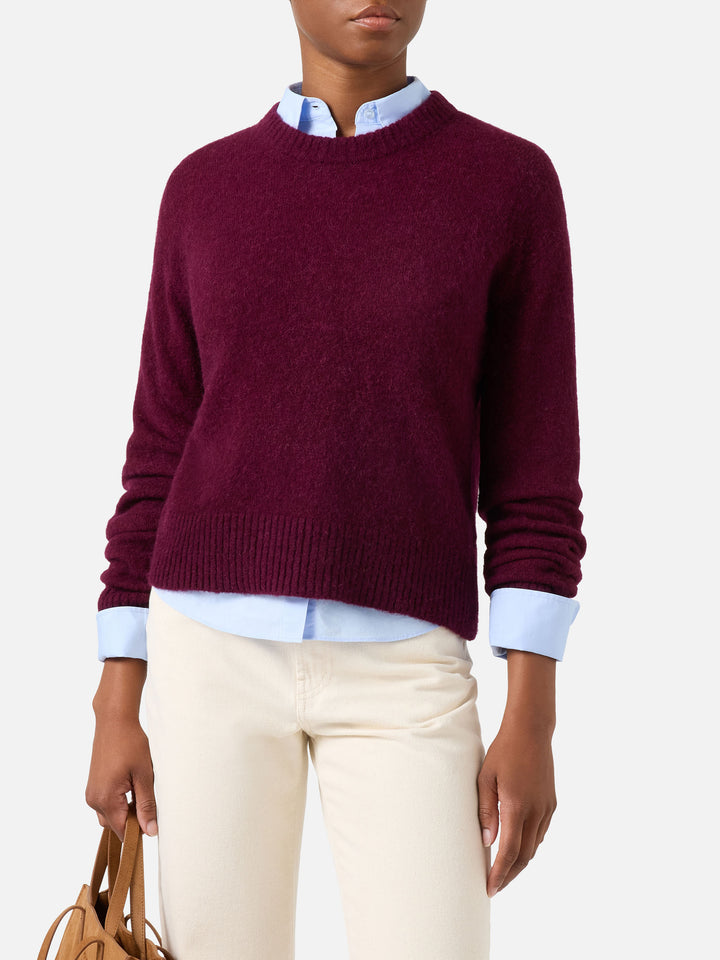 Maglia girocollo Lucille melanzana in morbido misto lana e alpaca con ricamo logo