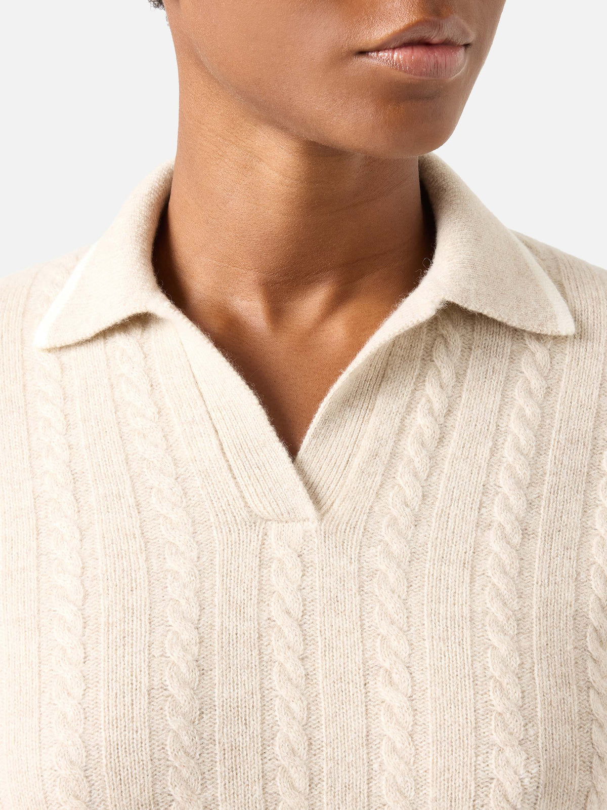 Beiger Strick mit Polokragen aus Clichy Wolle mit Pointelle-Muster 