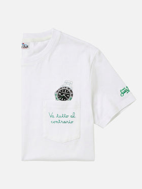 T-shirt Connor in cotone bianco con ricamo sul taschino Va tutto al contrario