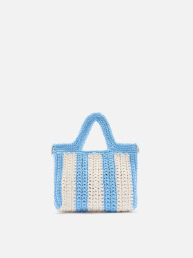 Mini bag de crochet con motivo de rayas celestes y logo bordado 