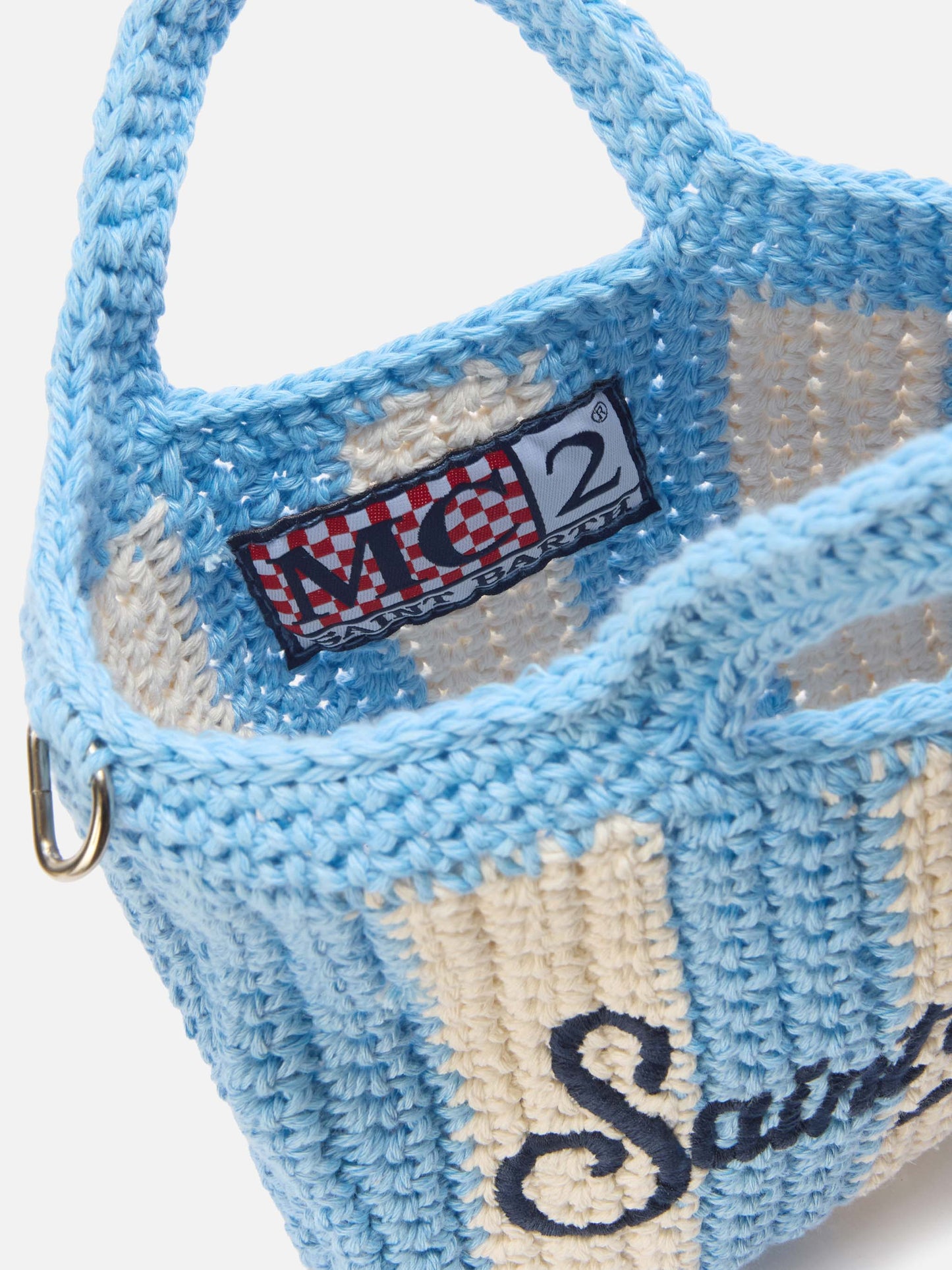Mini bag de crochet con motivo de rayas celestes y logo bordado 