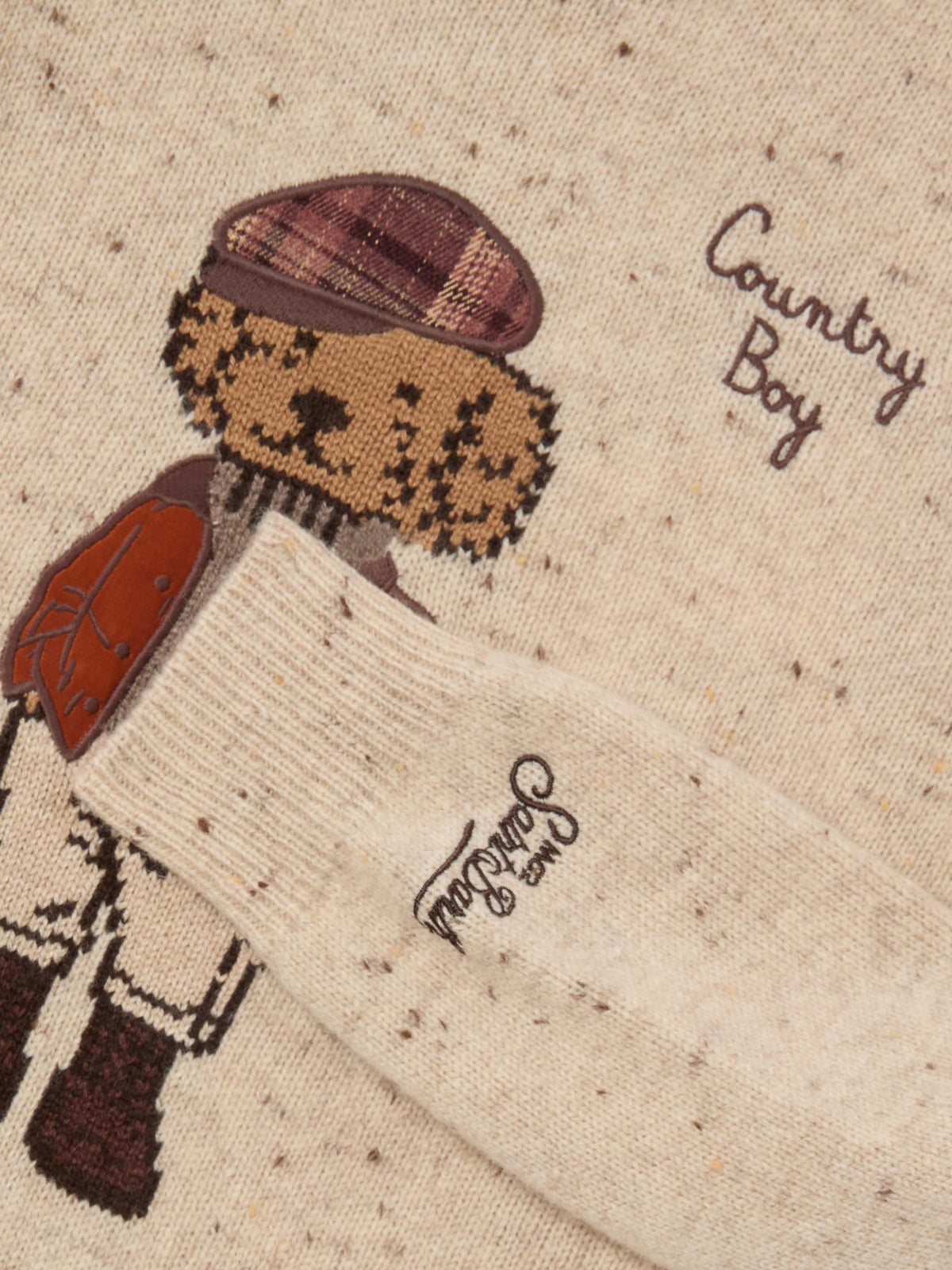 Cremefarbener Crewneck-Pullover aus Douglas Wollmischung in Donegal-Strick mit Teddy-Bär-Patch und Country Boy-Stickerei 