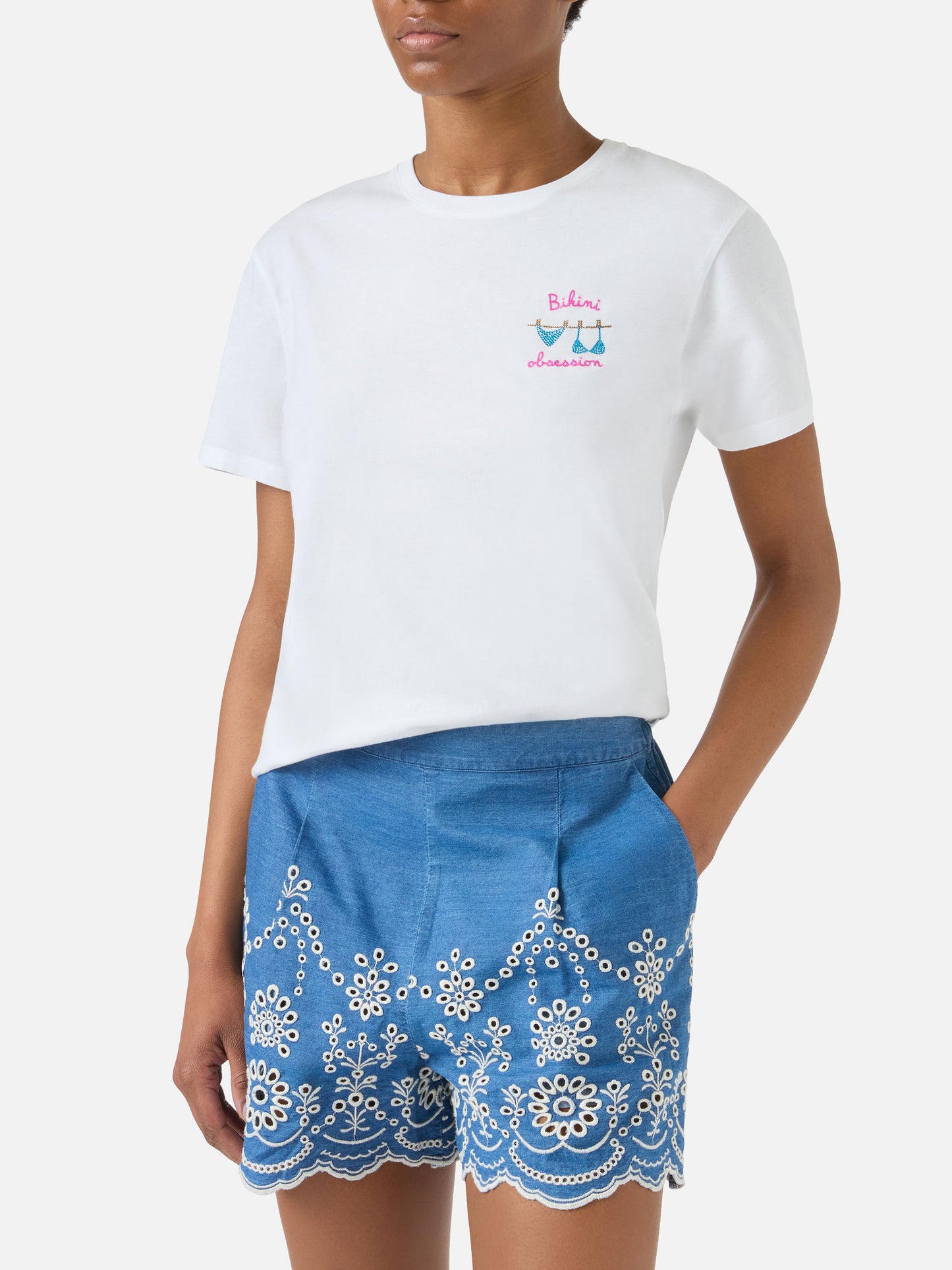 T-shirt Emilie blanc avec broderie Bikini Obsession et strass 