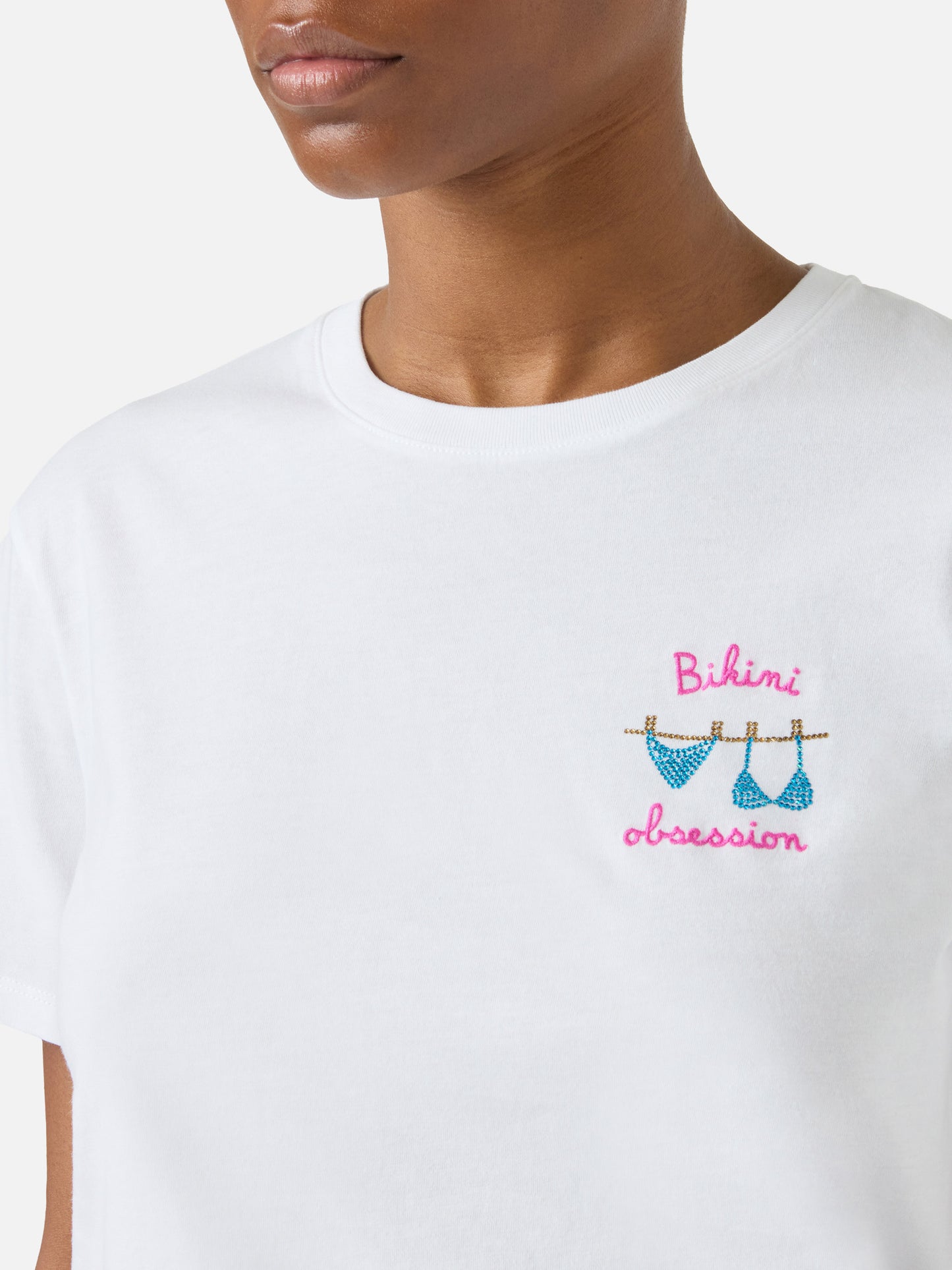 T-shirt Emilie blanc avec broderie Bikini Obsession et strass 