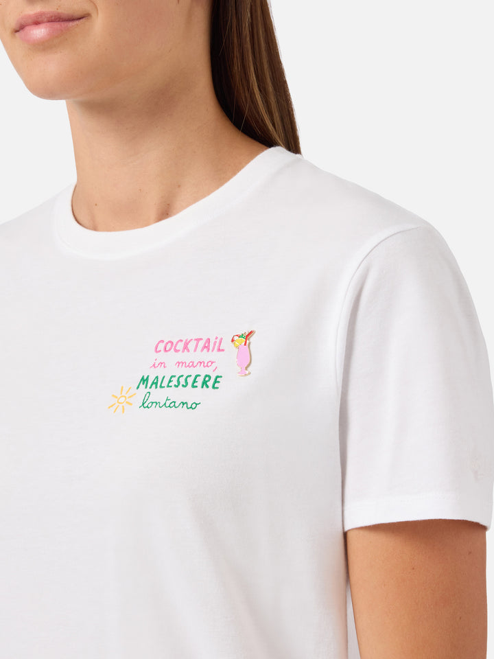 Camiseta Emilie blanca con bordado charm Cocktail in mano, malessere lontano 