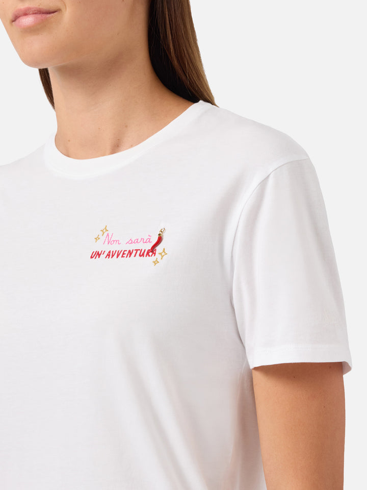 Camiseta Emilie blanca con bordado Non sarà un'avventura y charm 