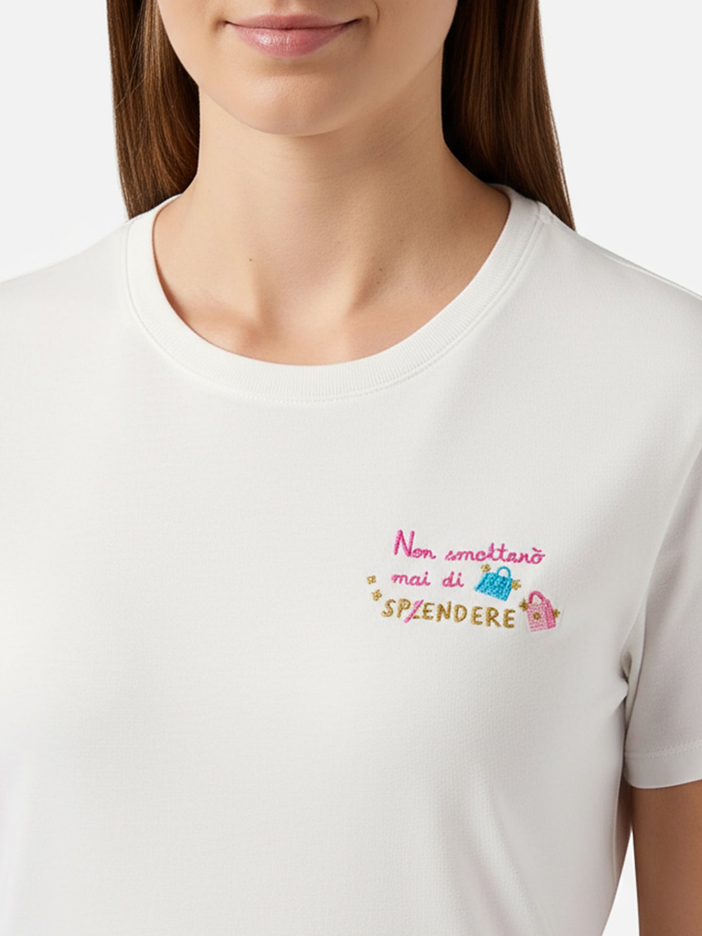 Emilie T-Shirt aus Bio-Baumwolle in Weiß mit „Non smetterò mai di Sp(l)endere“-Stickerei