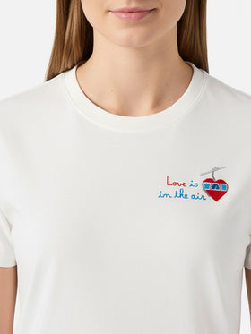 Emilie Baumwoll-T-Shirt in Weiß mit der Stickerei „Love is in the air“