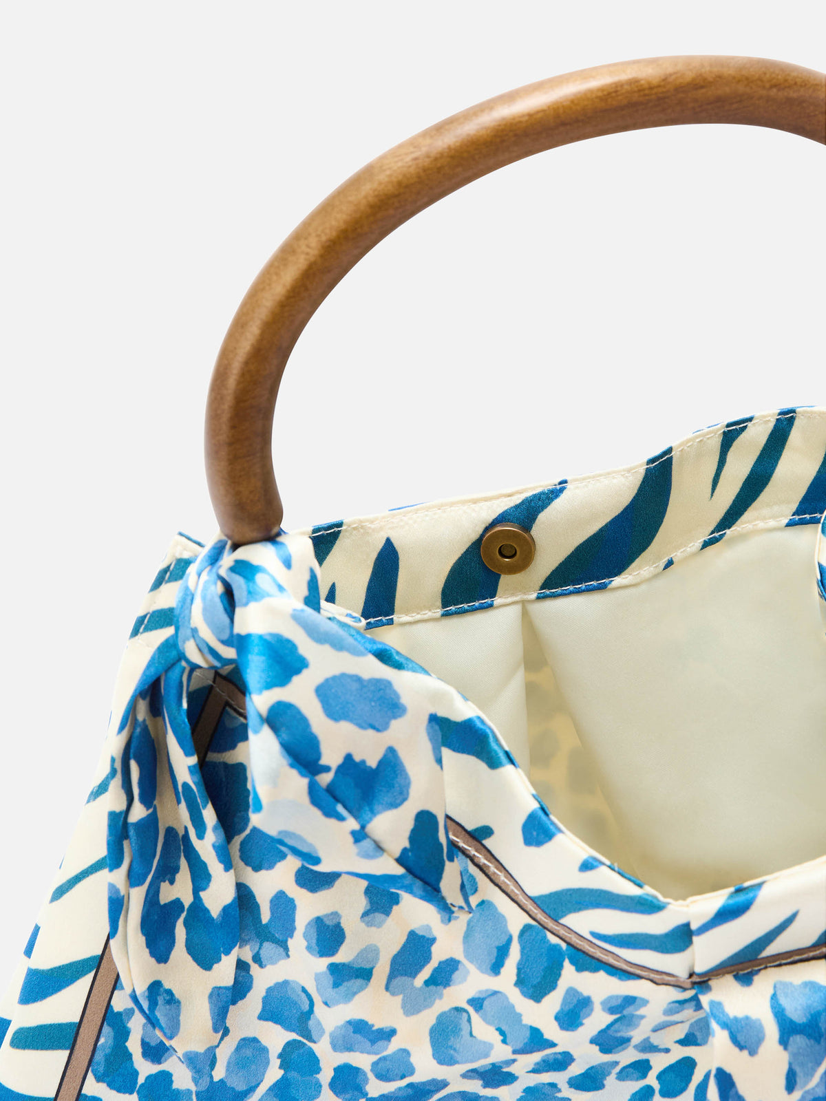 Bolso foulard de seda con asa de madera y estampado animal 