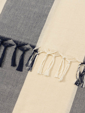 Leichtes Baumwoll-Strandtuch Fouta mit marineblauem Streifendruck und Stickerei