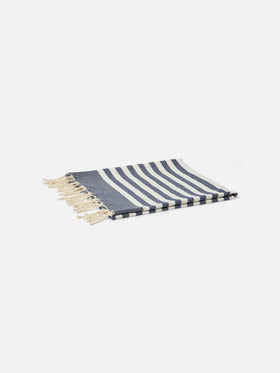 Toalla de playa fouta con rayas azules y blancas 