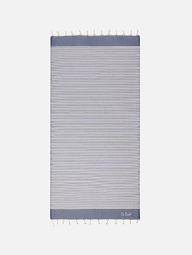Serviette de plage fouta à fines rayures bleu marine et blanches 