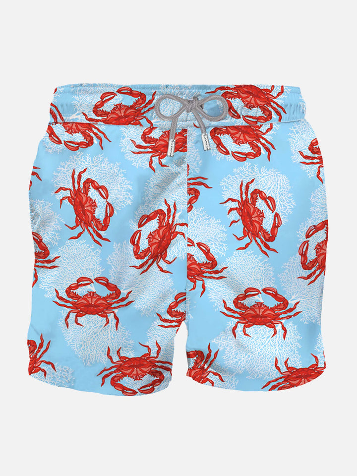 Hellblaue, mittellange Badeshorts mit Krabbenprint
