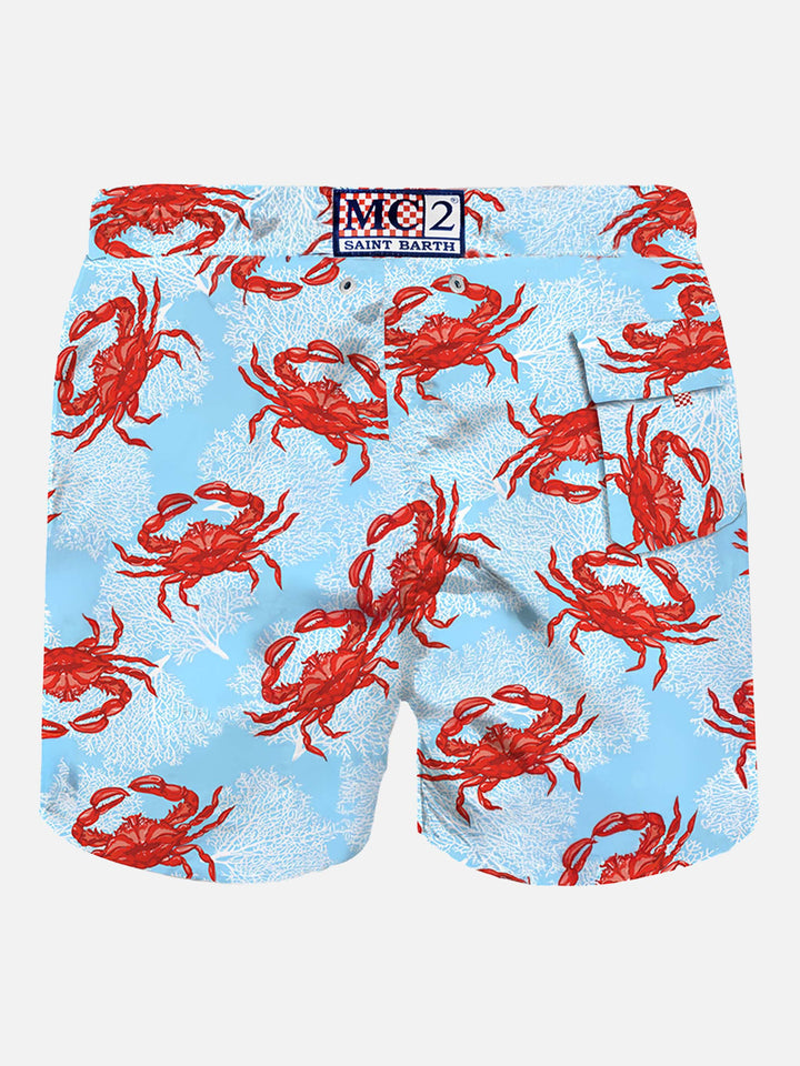 Hellblaue, mittellange Badeshorts mit Krabbenprint