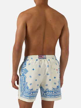 Gustavia Badehose in Hellblau und Weiß mit Bandana-Print 
