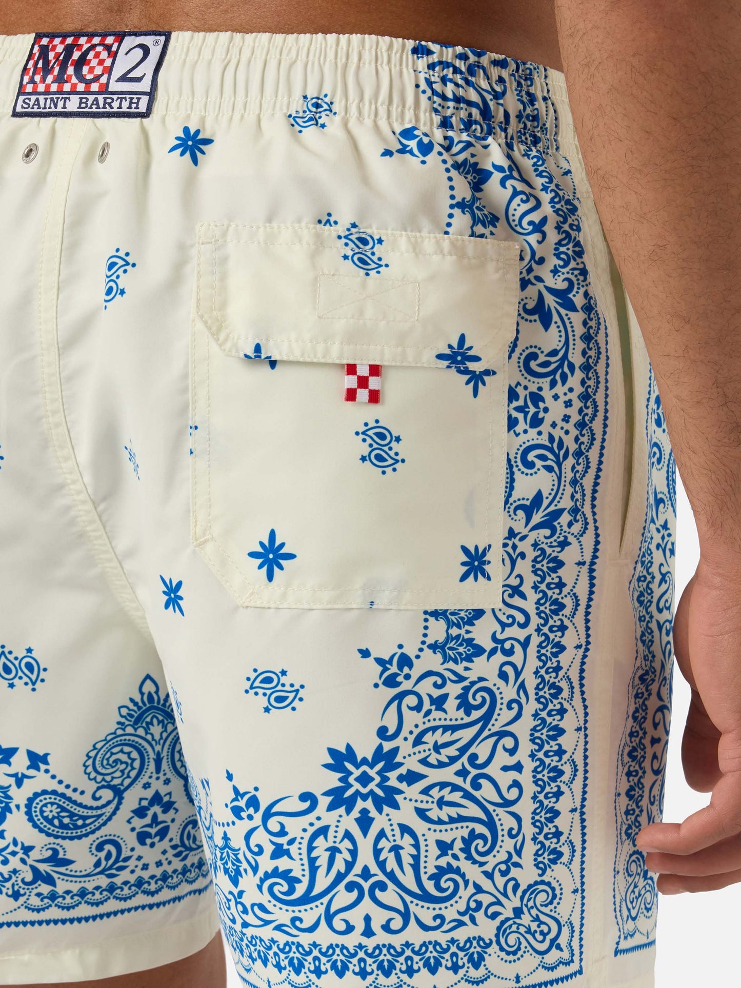 Gustavia Badehose in Hellblau und Weiß mit Bandana-Print 