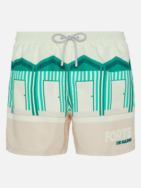 Mittellange Badeshorts Gustavia mit platziertem Postkartendruck von Forte dei Marmi