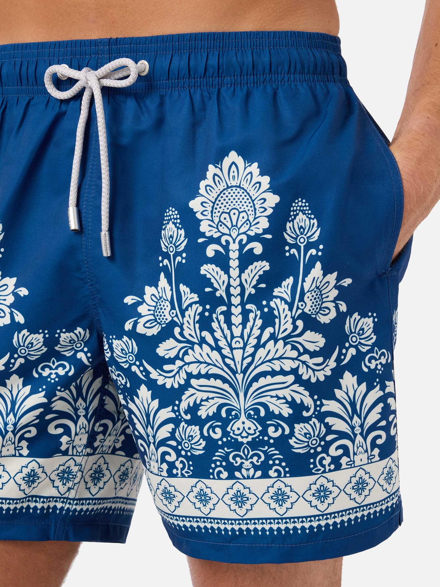 Bañador corto azul Gustavia con estampado floral ornamental 