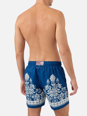 Bañador corto azul Gustavia con estampado floral ornamental 