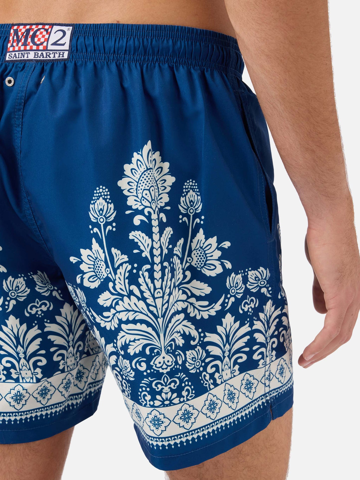 Bañador corto azul Gustavia con estampado floral ornamental 