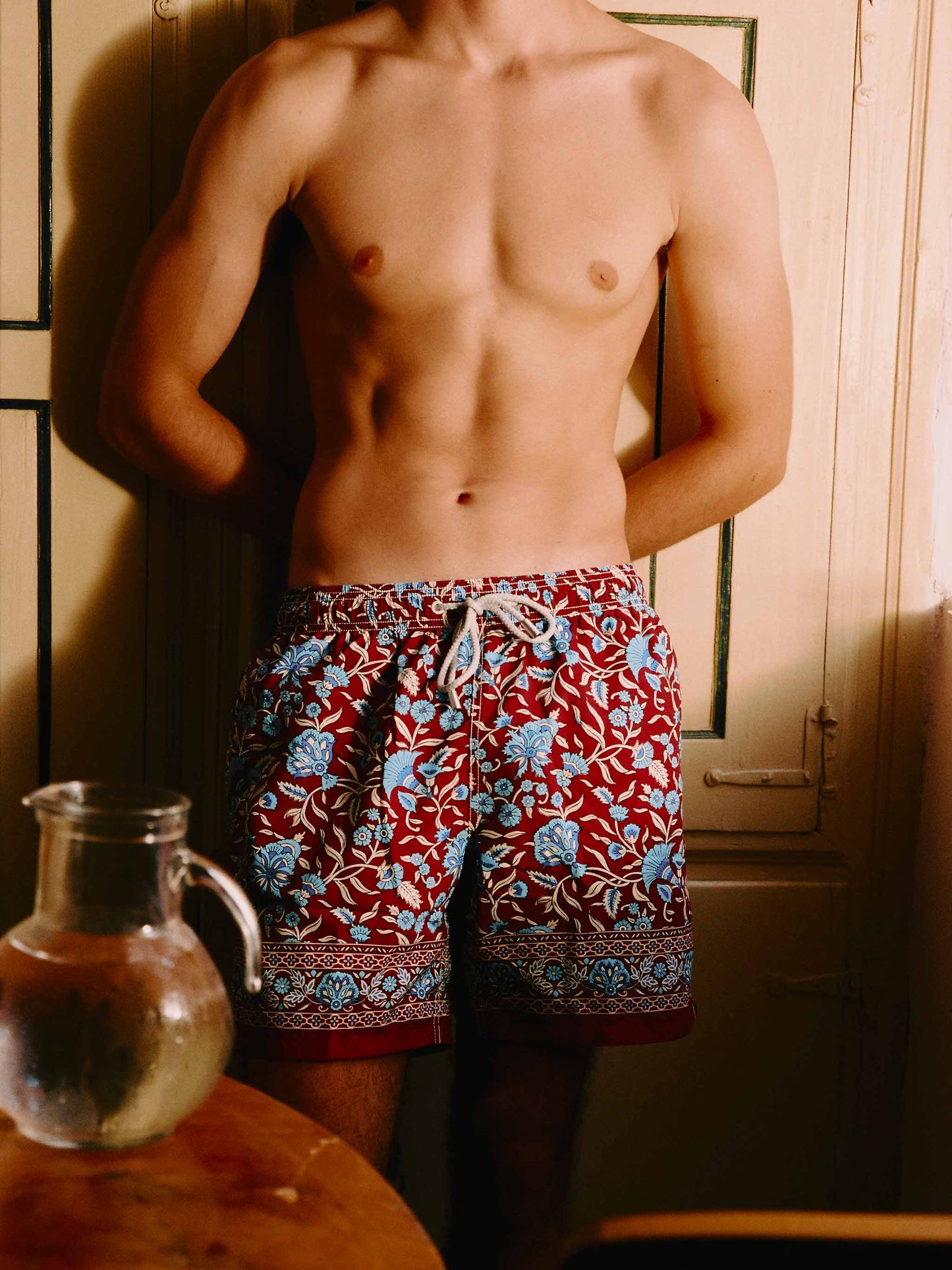 Bañador corto Gustavia burdeos con estampado floral 
